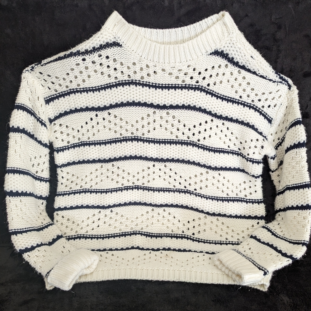 Hem and Thread Medium Pullover Sweater